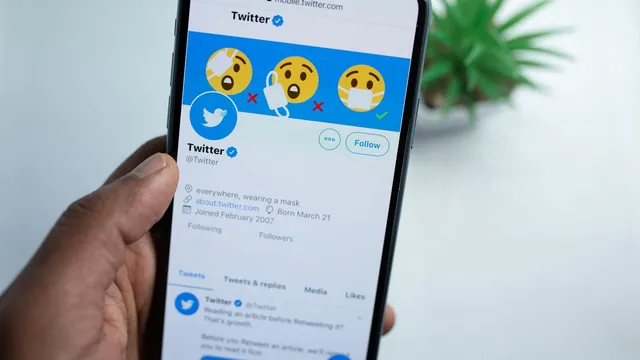 Capture d'écran d'un fil Twitter consacré au football, avec comptes vérifiés, notifications et ballon de match